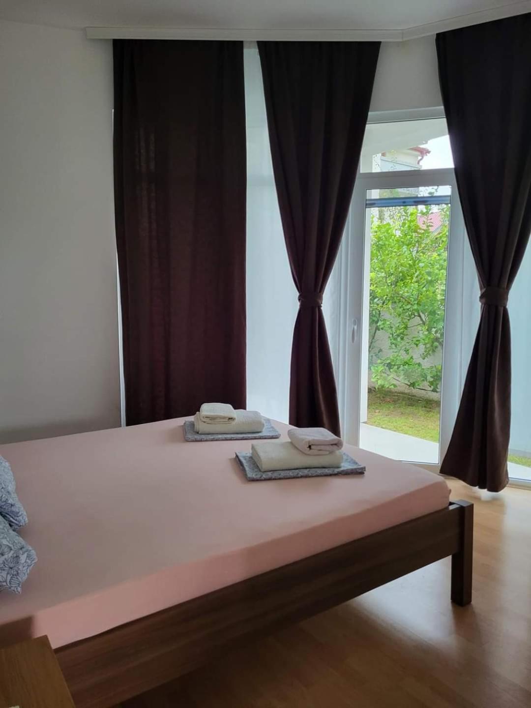 Apartmani Vila Milaris Ulcinj Exterior foto